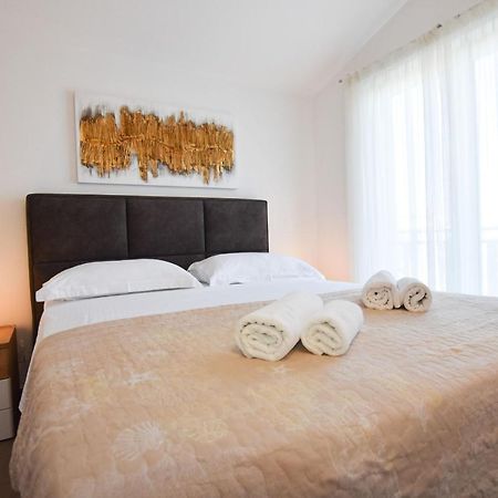 Apartments Karmen I Примоштен Екстер'єр фото