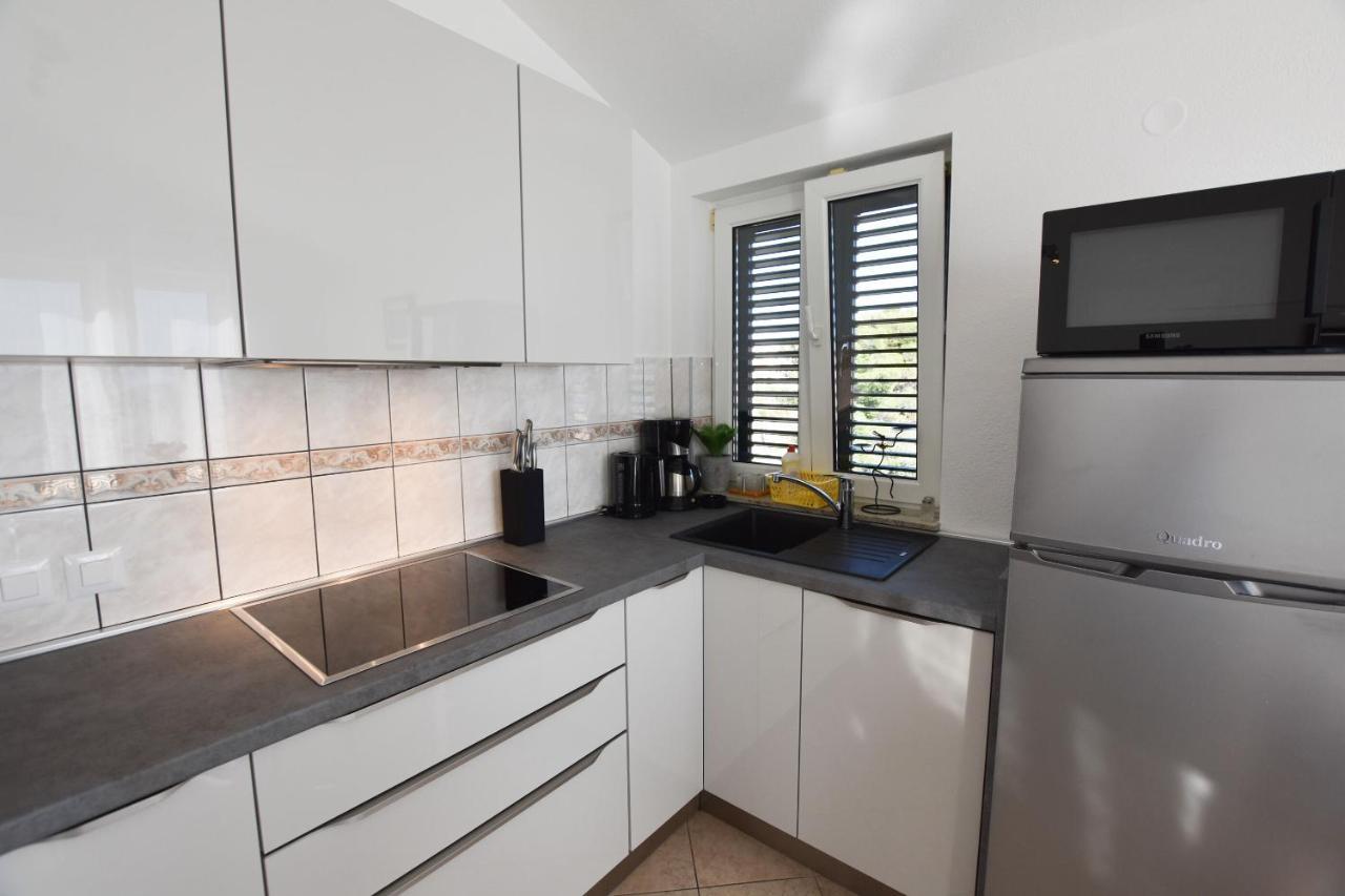 Apartments Karmen I Примоштен Екстер'єр фото