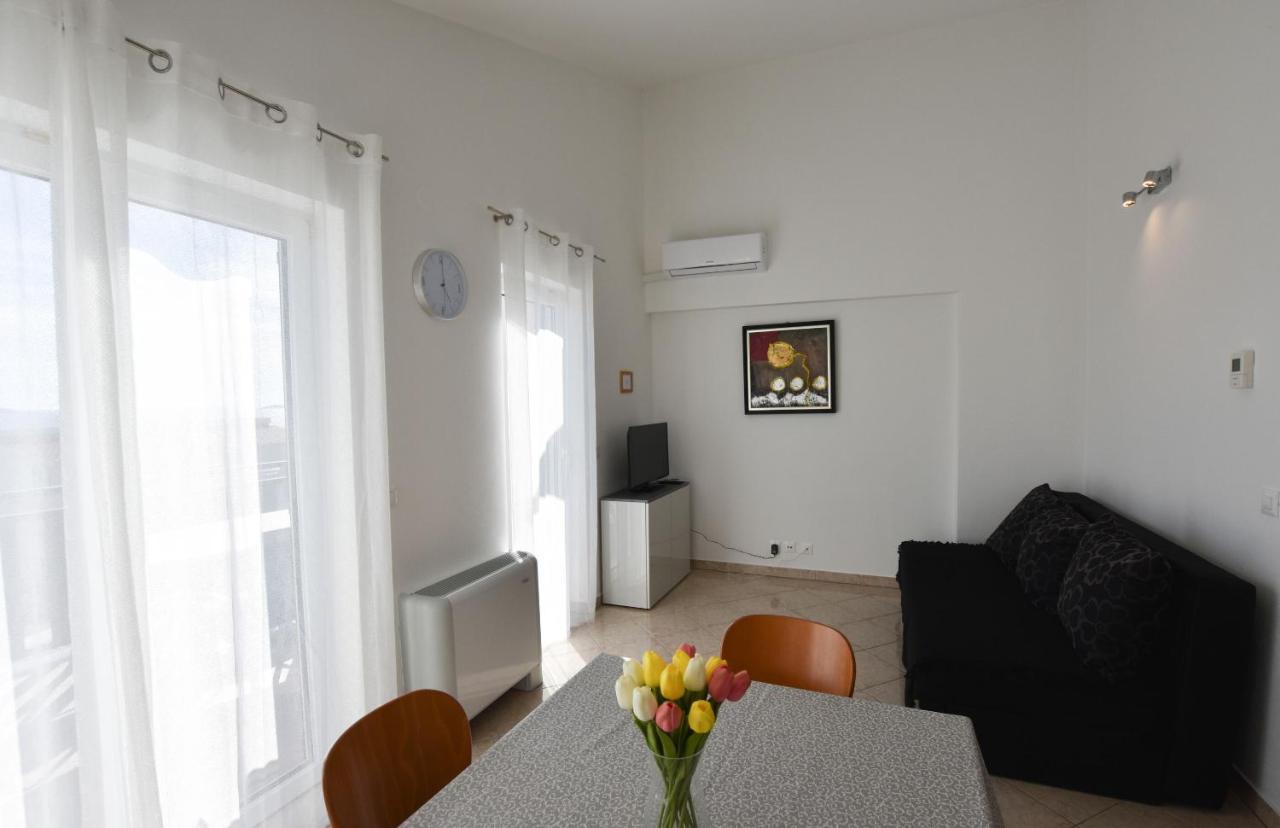 Apartments Karmen I Примоштен Екстер'єр фото