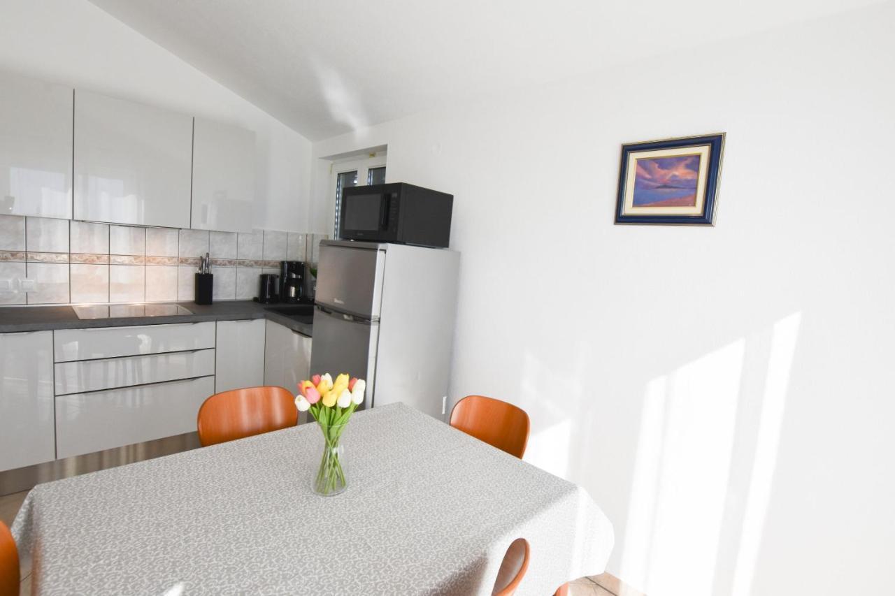 Apartments Karmen I Примоштен Екстер'єр фото