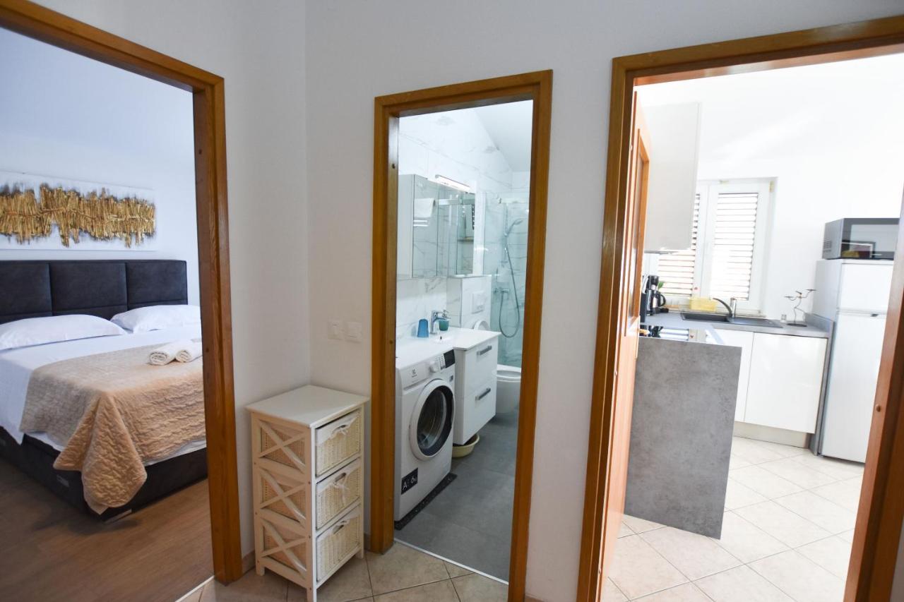 Apartments Karmen I Примоштен Екстер'єр фото