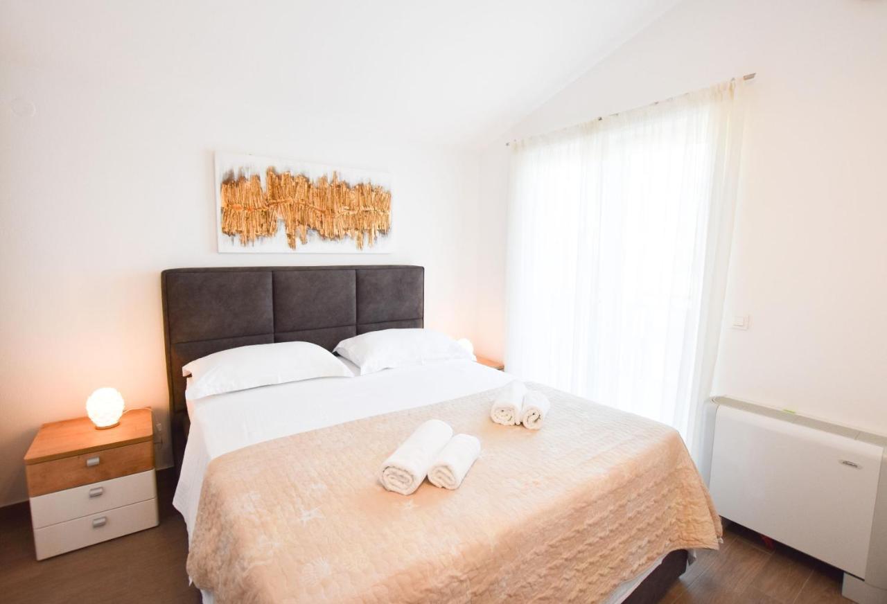 Apartments Karmen I Примоштен Екстер'єр фото