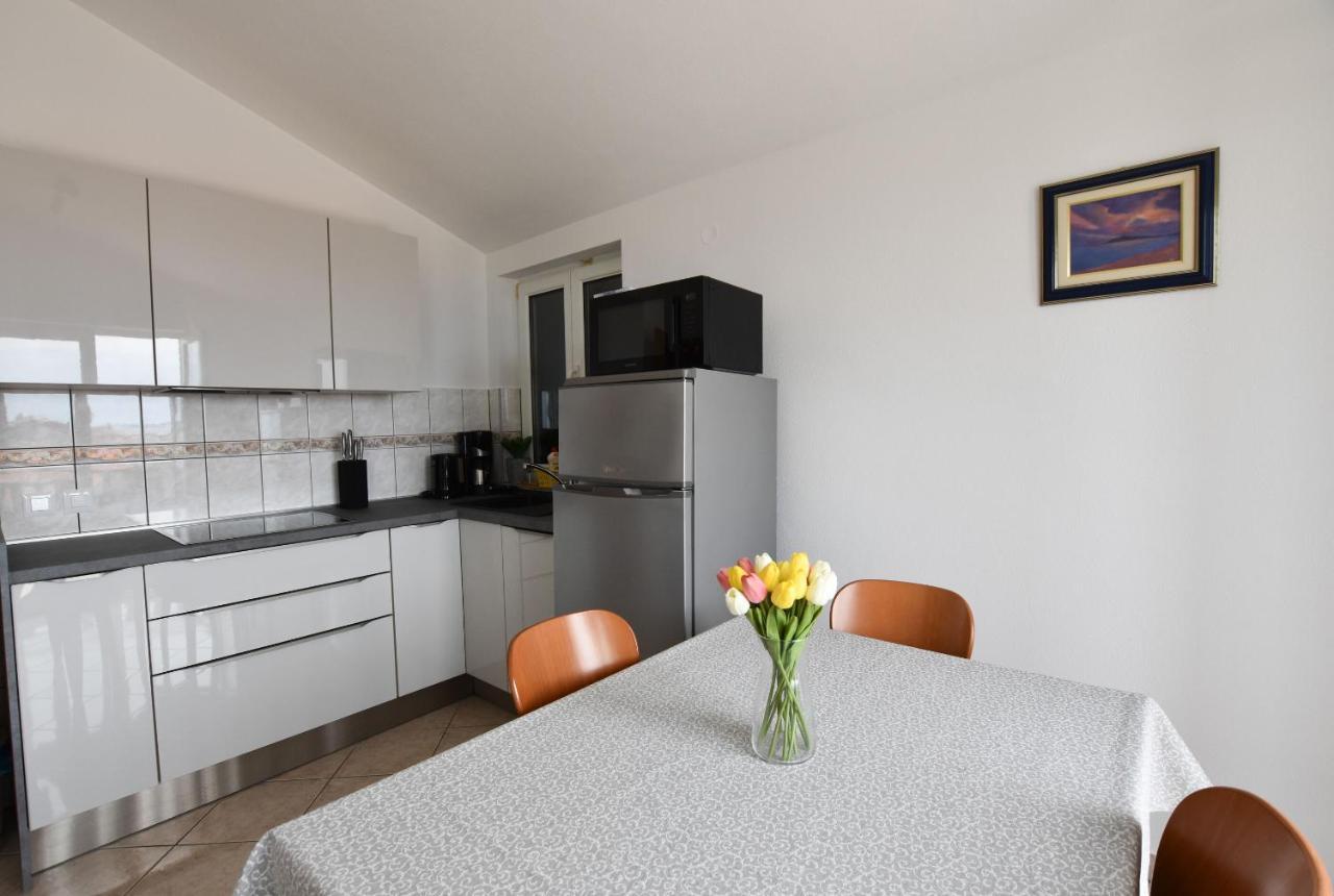 Apartments Karmen I Примоштен Екстер'єр фото