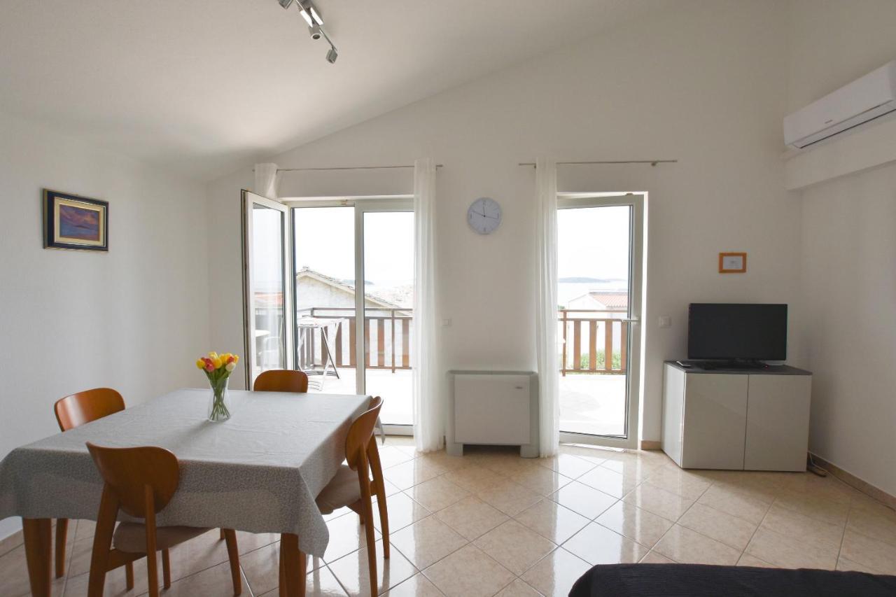 Apartments Karmen I Примоштен Екстер'єр фото
