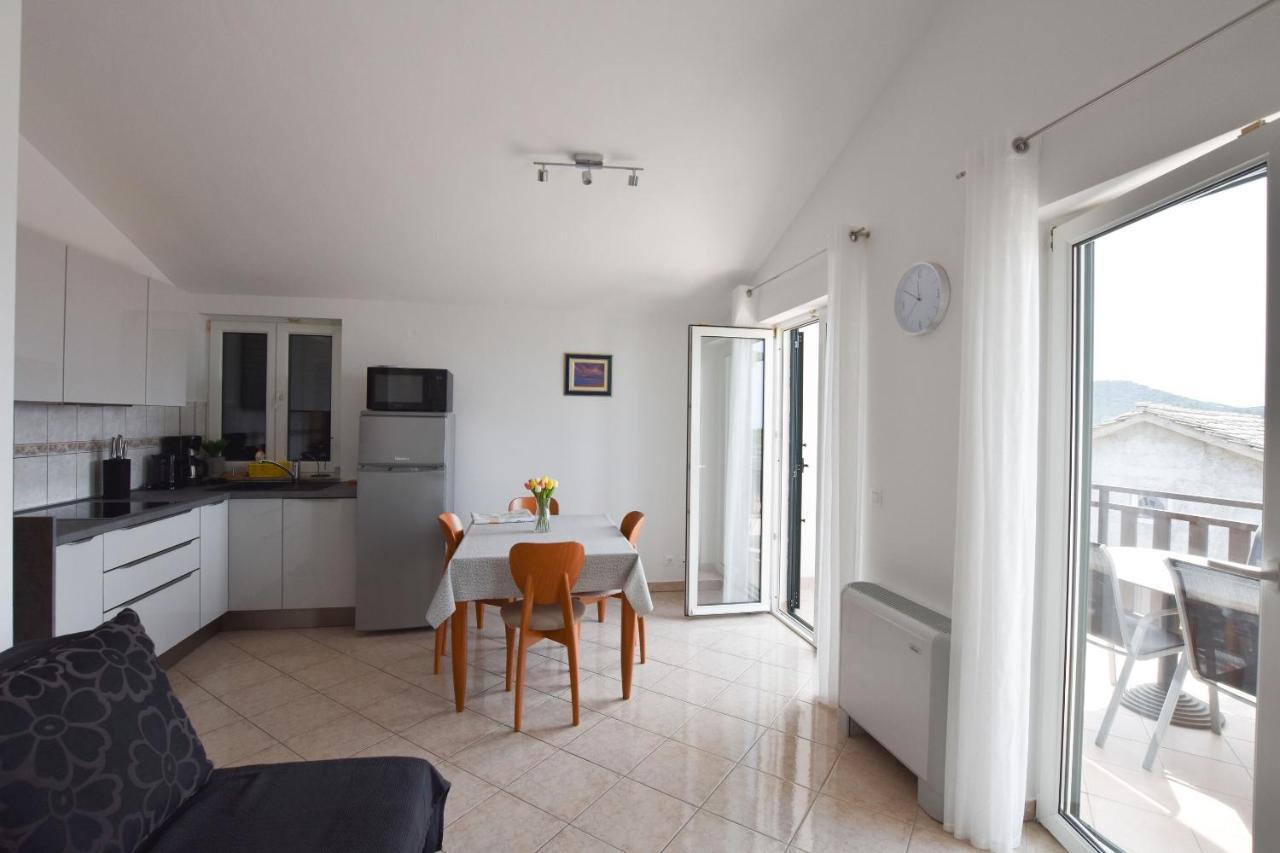 Apartments Karmen I Примоштен Екстер'єр фото