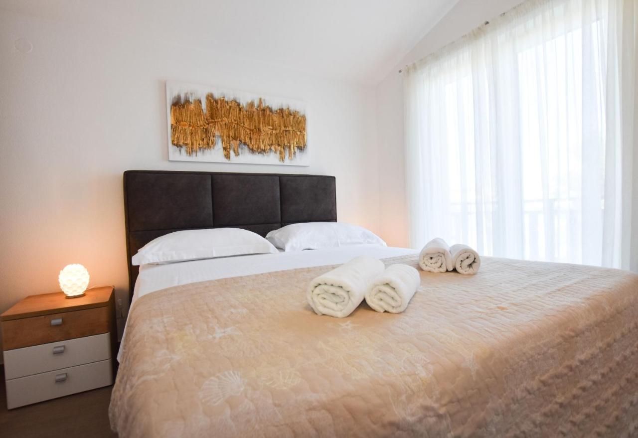 Apartments Karmen I Примоштен Екстер'єр фото