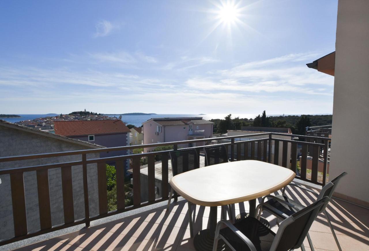 Apartments Karmen I Примоштен Екстер'єр фото
