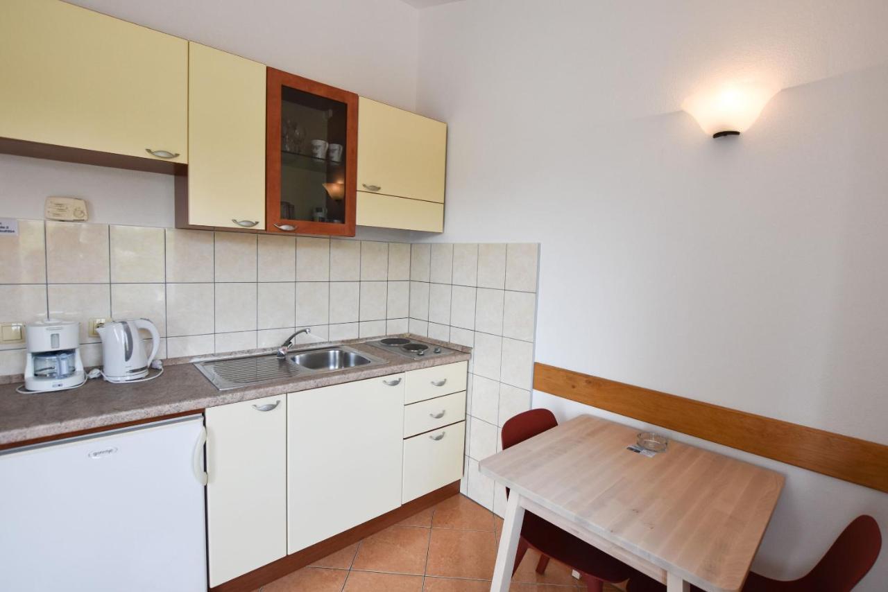 Apartments Karmen I Примоштен Екстер'єр фото