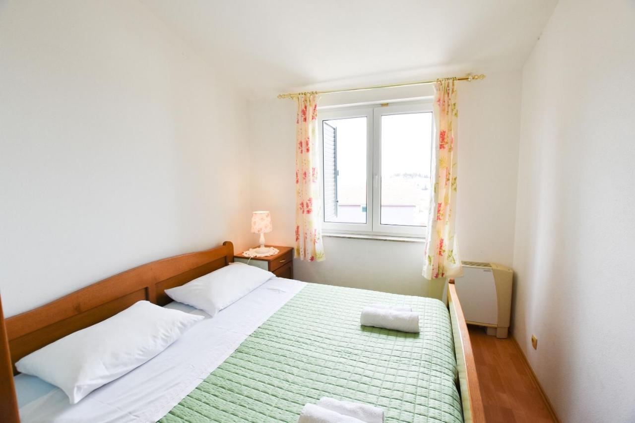 Apartments Karmen I Примоштен Екстер'єр фото