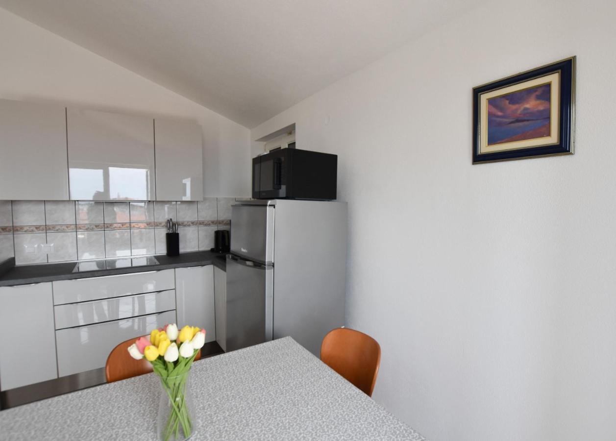 Apartments Karmen I Примоштен Екстер'єр фото
