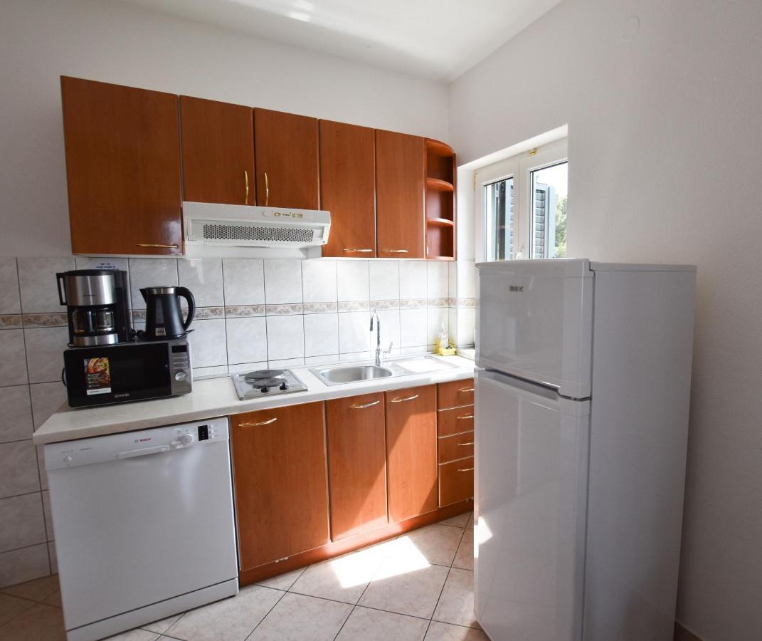 Apartments Karmen I Примоштен Екстер'єр фото