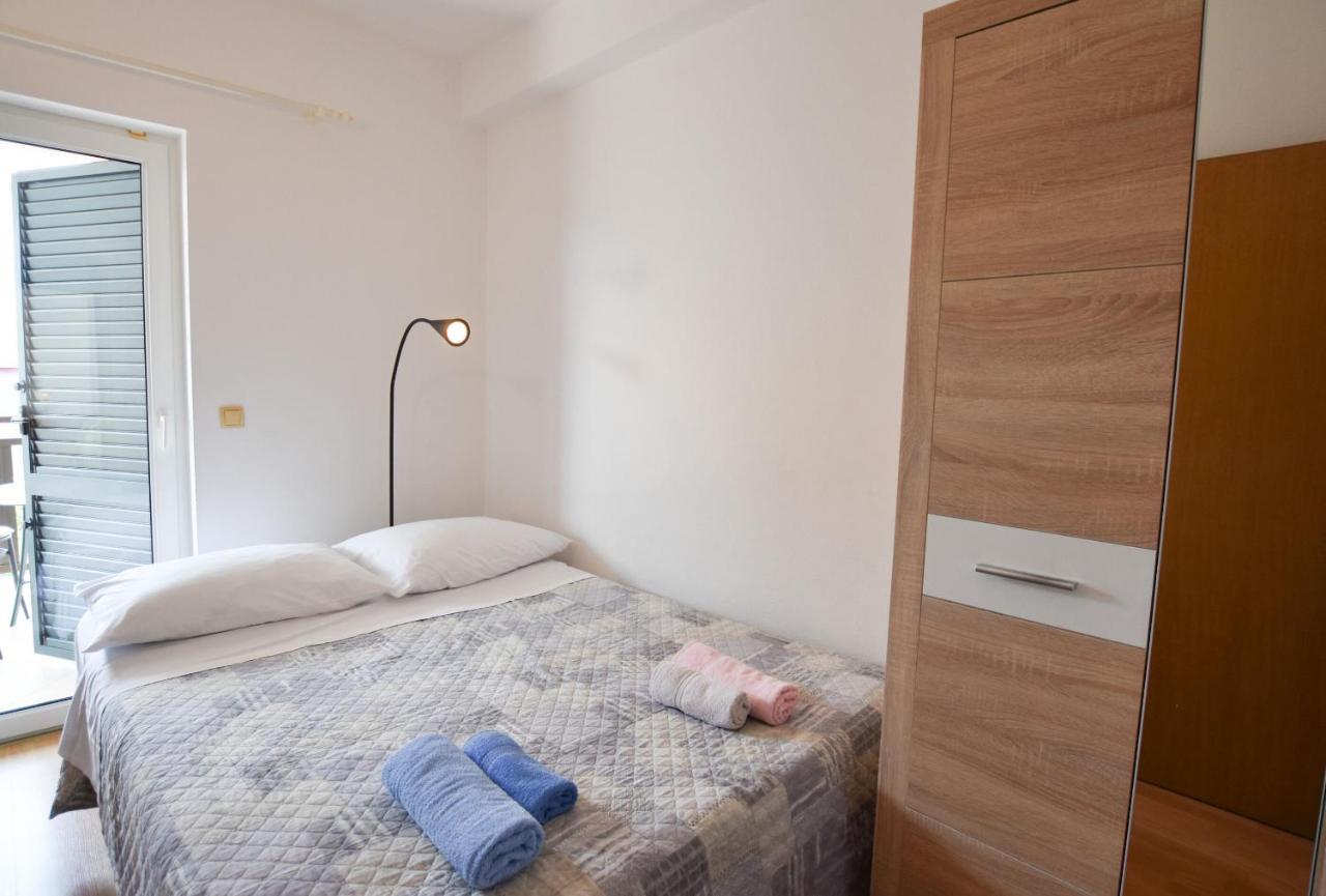 Apartments Karmen I Примоштен Екстер'єр фото