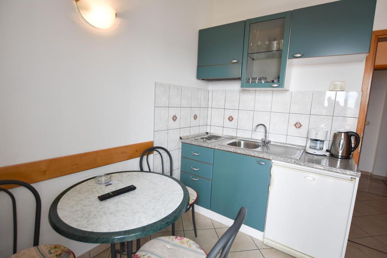 Apartments Karmen I Примоштен Екстер'єр фото