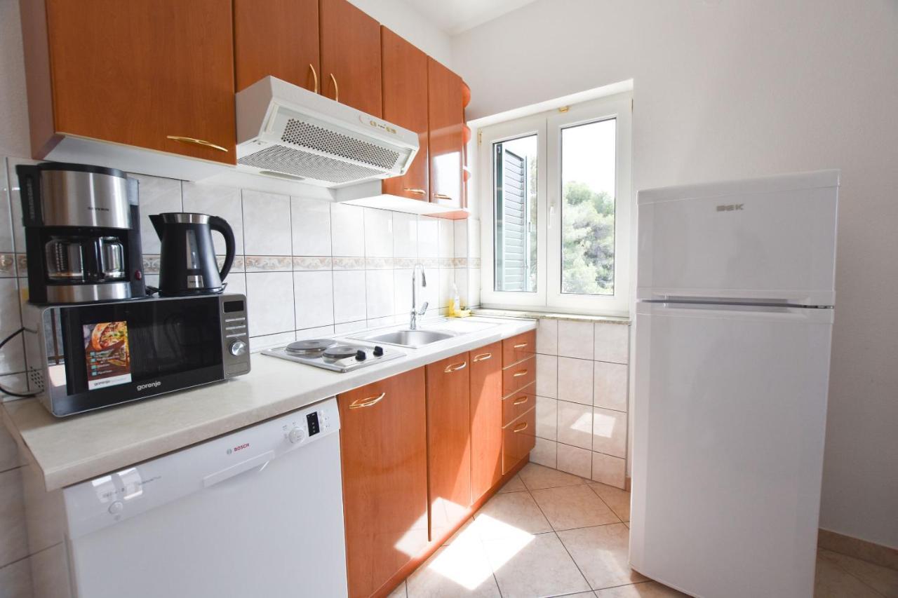 Apartments Karmen I Примоштен Екстер'єр фото