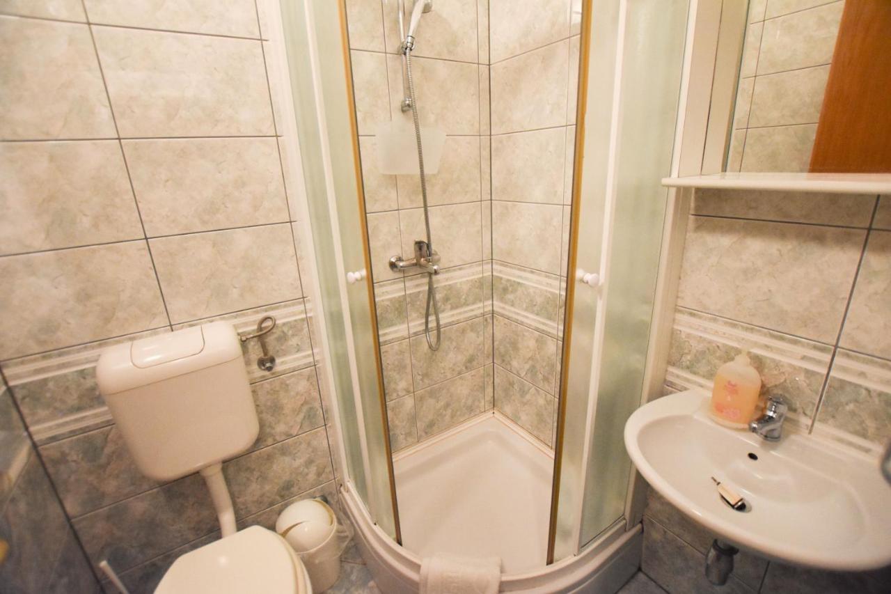 Apartments Karmen I Примоштен Екстер'єр фото