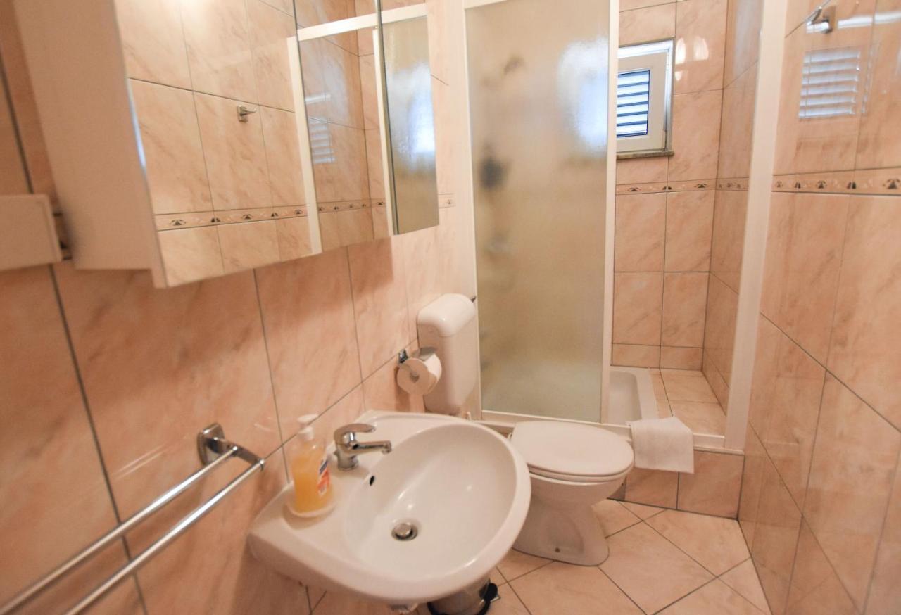 Apartments Karmen I Примоштен Екстер'єр фото