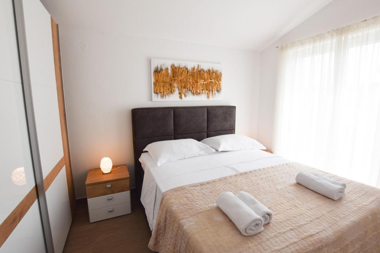 Apartments Karmen I Примоштен Екстер'єр фото