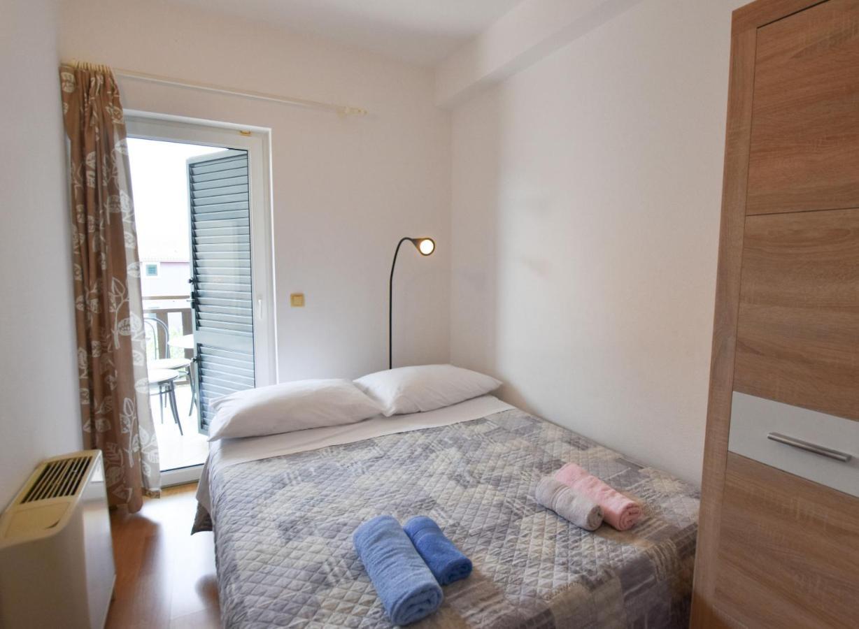 Apartments Karmen I Примоштен Екстер'єр фото