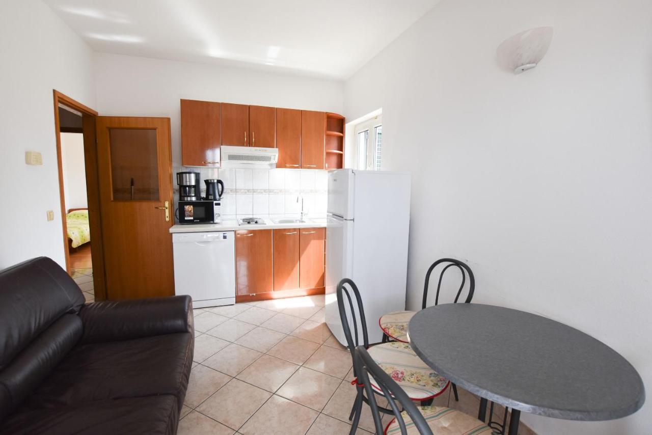 Apartments Karmen I Примоштен Екстер'єр фото