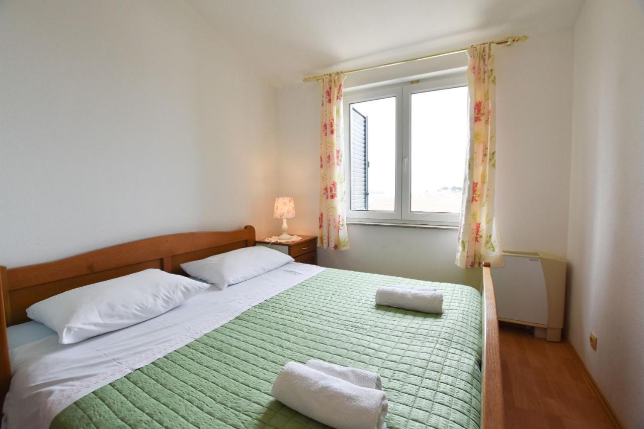 Apartments Karmen I Примоштен Екстер'єр фото