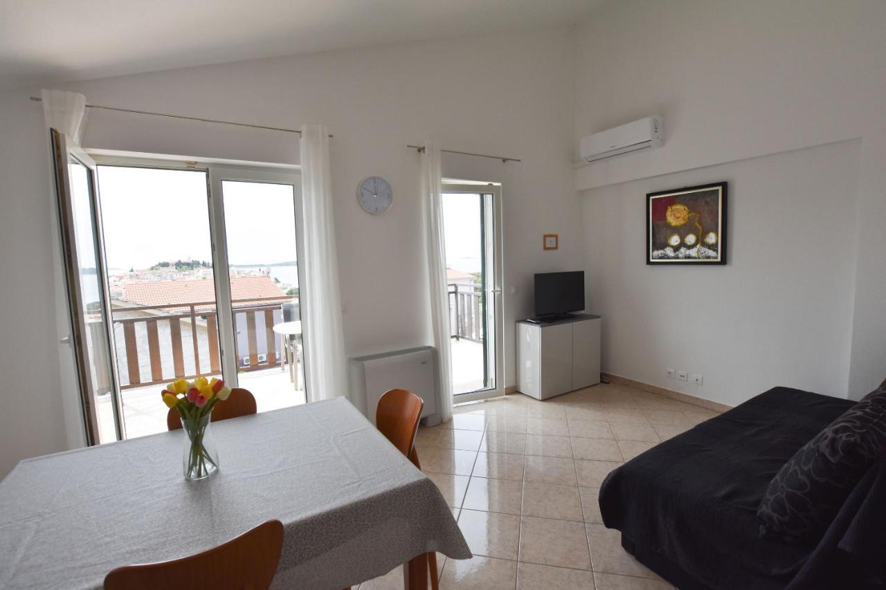 Apartments Karmen I Примоштен Екстер'єр фото