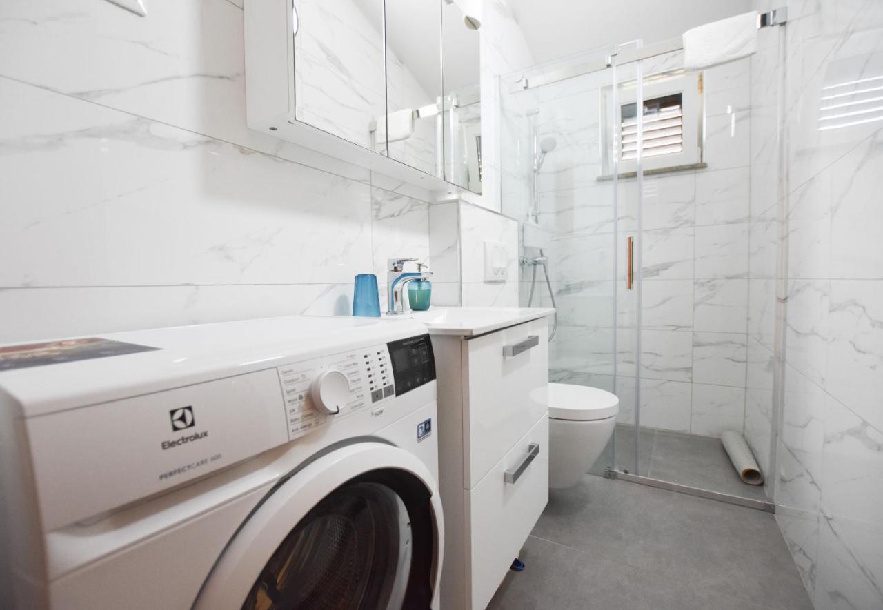Apartments Karmen I Примоштен Екстер'єр фото