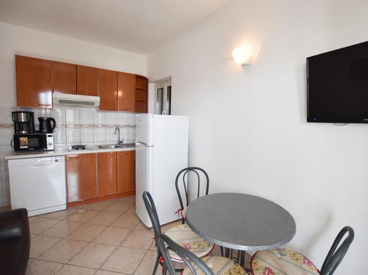 Apartments Karmen I Примоштен Екстер'єр фото