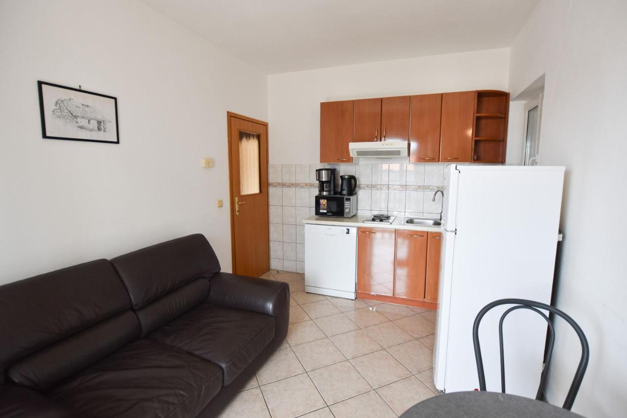 Apartments Karmen I Примоштен Екстер'єр фото