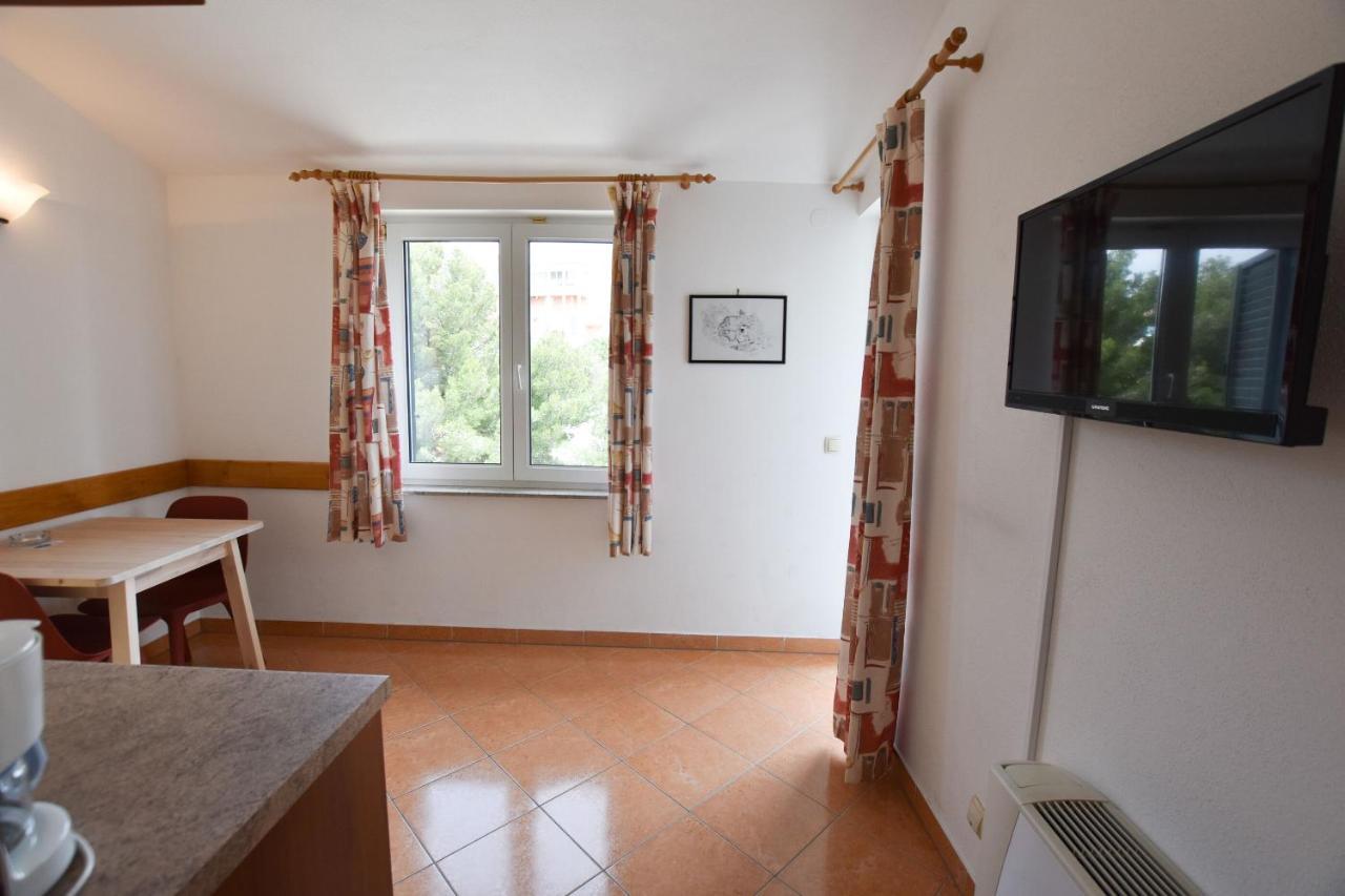 Apartments Karmen I Примоштен Екстер'єр фото