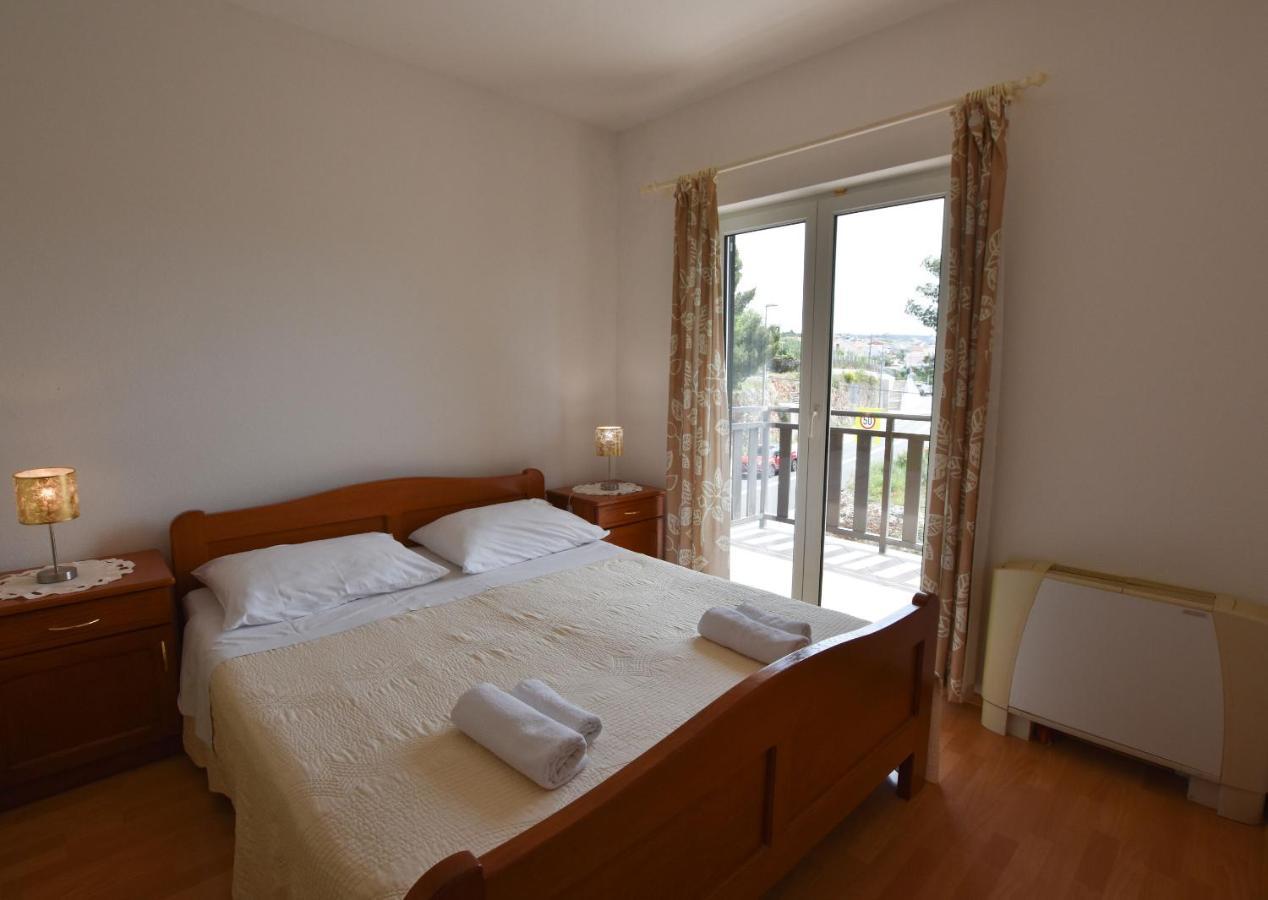 Apartments Karmen I Примоштен Екстер'єр фото