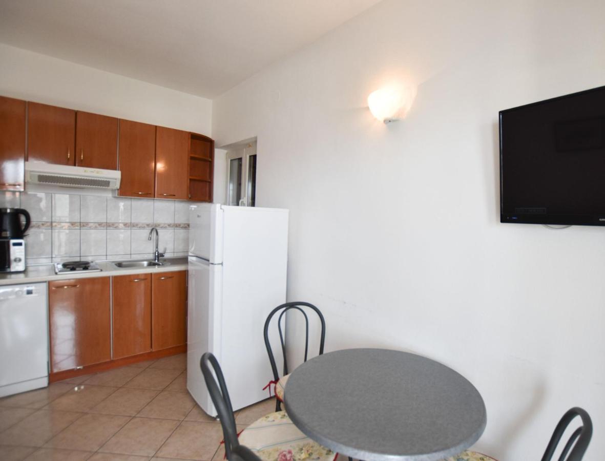 Apartments Karmen I Примоштен Екстер'єр фото