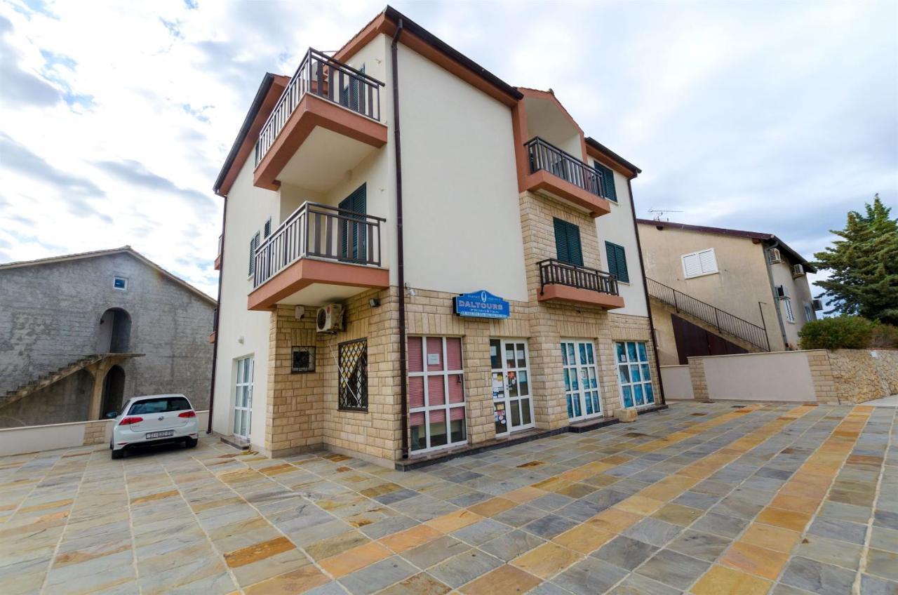 Apartments Karmen I Примоштен Екстер'єр фото