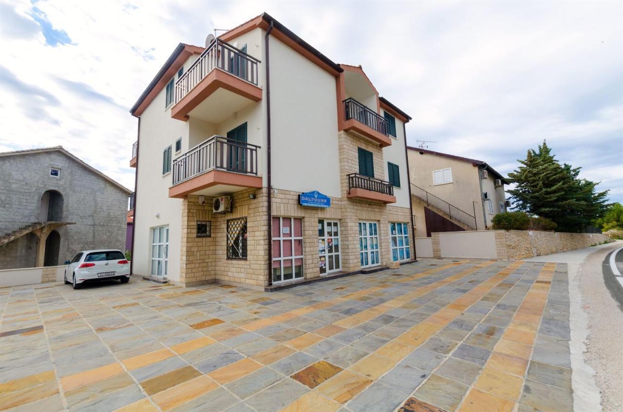 Apartments Karmen I Примоштен Екстер'єр фото