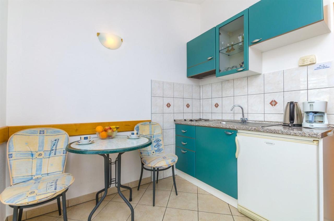 Apartments Karmen I Примоштен Екстер'єр фото