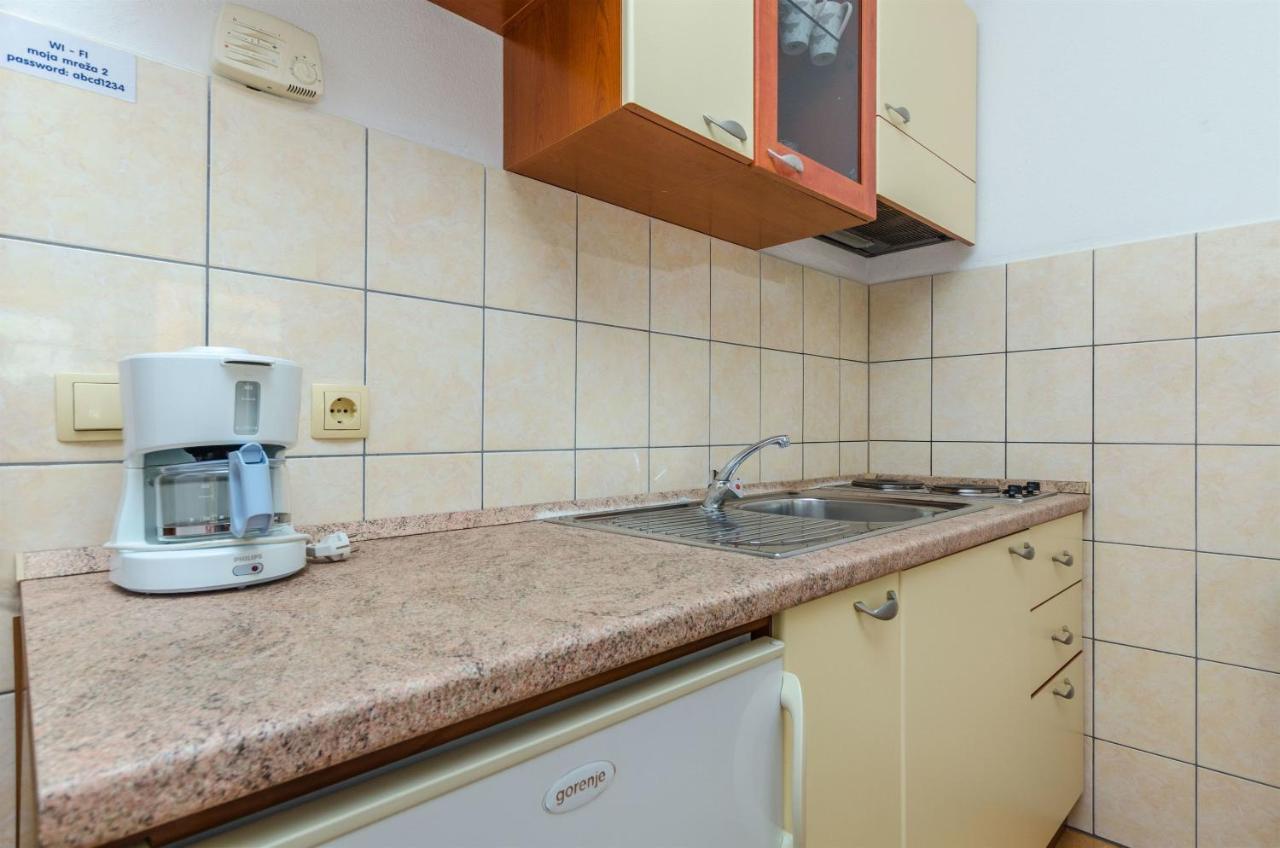 Apartments Karmen I Примоштен Екстер'єр фото