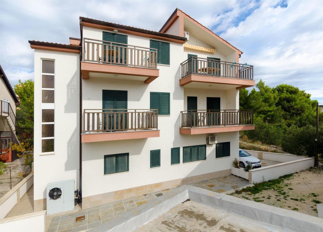 Apartments Karmen I Примоштен Екстер'єр фото